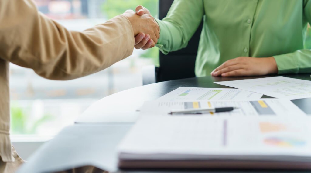 Should you buy an independent pharmacy or a franchise branch?
